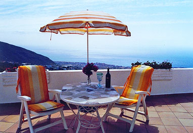 Sitzplatz mit Sonnenschirm Sitzplatz mit Sonnenschirm