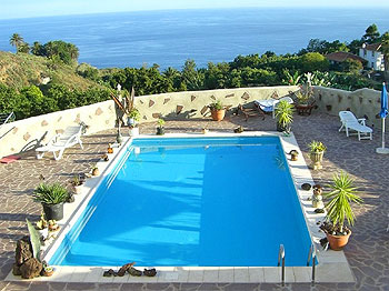 Pool mit Terrasse und Meerblick Pool mit Terrasse und Meerblick
