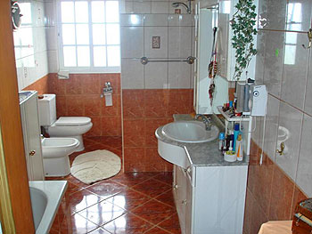 Bad mit Dusche und Wanne Bad mit Dusche und Wanne