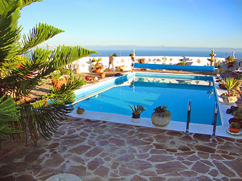 Pool mit Sonnenterrasse Pool mit Sonnenterrasse