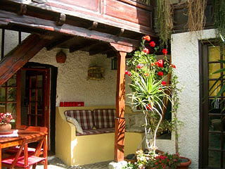Innenhof mit Sitzbank Innenhof mit Sitzbank