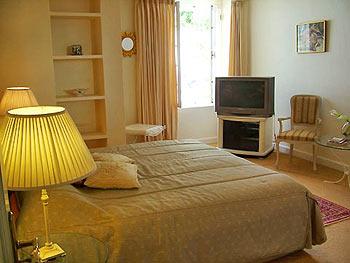 Schlafzimmer mit SAT-TV