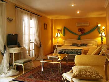 Schlafzimmer mit Flachbildschirm-TV