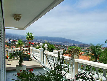Blick über Puerto de la Cruz zum Meer