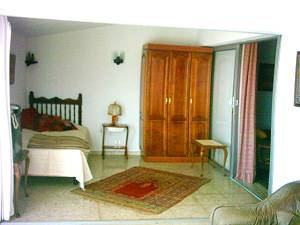 Wohn-/Schlafzimmer mit Einzelbett und Zugang zur Terrasse Wohn-/Schlafzimmer mit Einzelbett und Zugang zur Terrasse