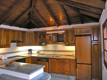 Holzküche mit Holzdecke