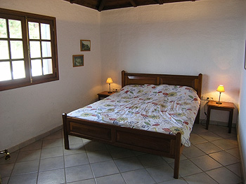 Schlafzimmer mit Doppelbett