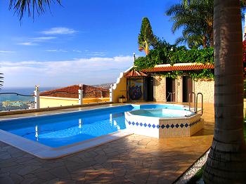 Beheizter Pool und Whirlpool Beheizter Pool und Whirlpool