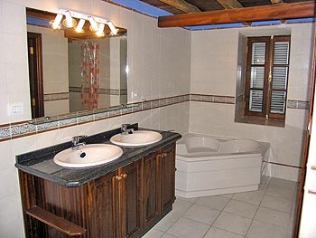Badezimmer mit Eckwanne Badezimmer mit Eckwanne