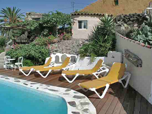 Pool mit Sonnenliegen Pool mit Sonnenliegen