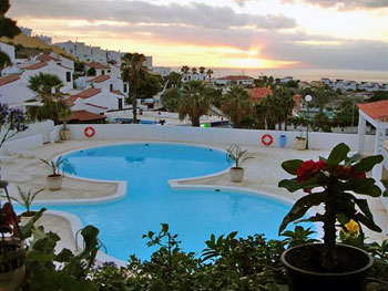 Blick über den Pool zum Meer Blick über den Pool zum Meer