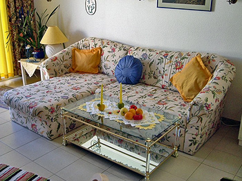 Wohnzimmer mit schönem Sofa Wohnzimmer mit schönem Sofa