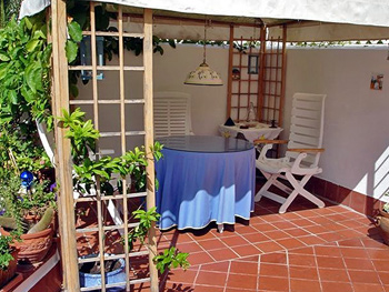 Sitzplatz unter dem Pavillon Sitzplatz unter dem Pavillon