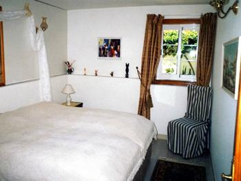 Schlafzimmer mit Doppelbett