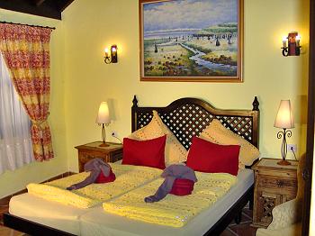 Schlafzimmer mit Doppelbett