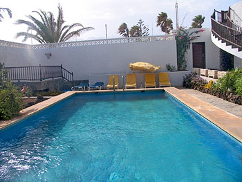 Pool und Sonnenliegen Pool und Sonnenliegen