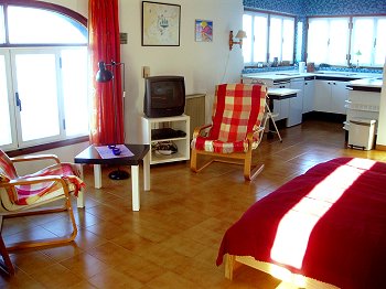 Wohnraum mit Sat-TV Wohnraum mit Sat-TV
