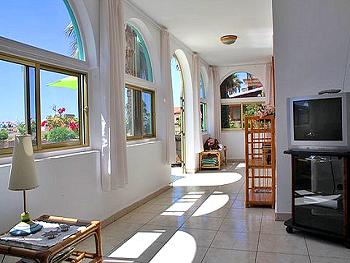 Wohnzimmer mit Blick zur Terrasse