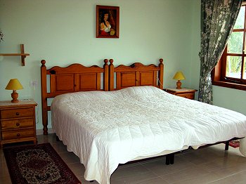 Schlafzimmer mit Doppelbett