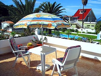 Möblierte Terrasse mit Meerblick