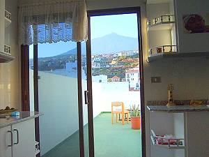 Blick von der Wohnküche zur Dachterrasse mit Blick zum Teide Blick von der Wohnküche zur Dachterrasse mit Blick zum Teide