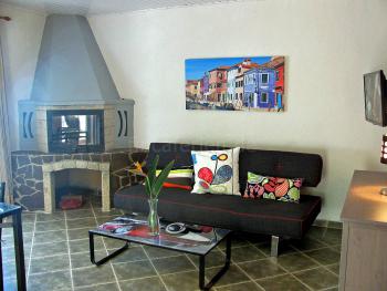 Wohnzimmer mit Kamin (Apartment 1)