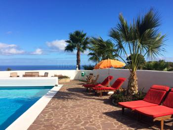 Pool, Sonnenterrasse und Meerblick