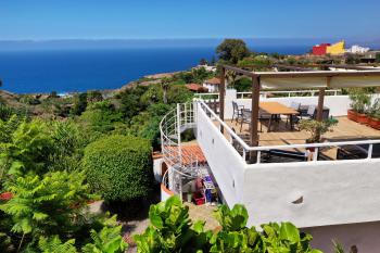 Apartment mit Meerblick und Pool