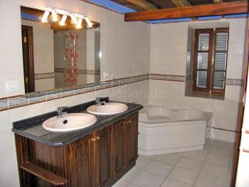 Badezimmer mit Eckwanne