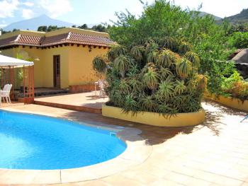 Terrasse und beheizbarer Pool