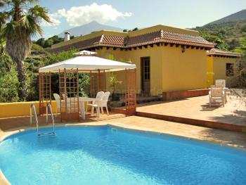 Ferienhaus mit Pool und Meerblick