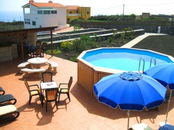 Pool und Sonnenterrasse
