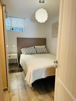Schlafzimmer mit Doppelbett