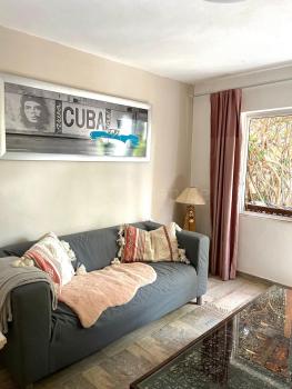 Apartment mit Sofa am Fenster