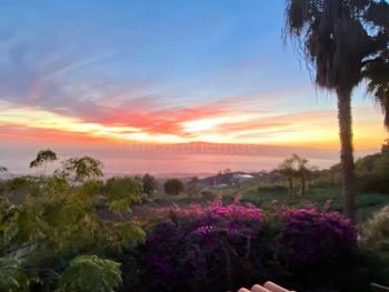 Sonnenuntergang im Garten mit Blick aufs Meer und La Gomera