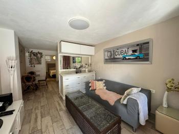 Wohnzimmer mit Blick auf Essplatz und Schlafzimmer