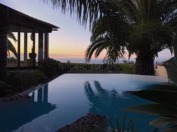 Ferienhaus mit Infinity-Pool und Meerblick