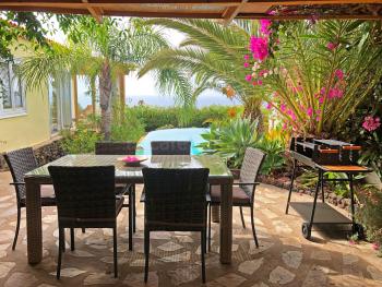 Überdachte Terrasse mit Grill